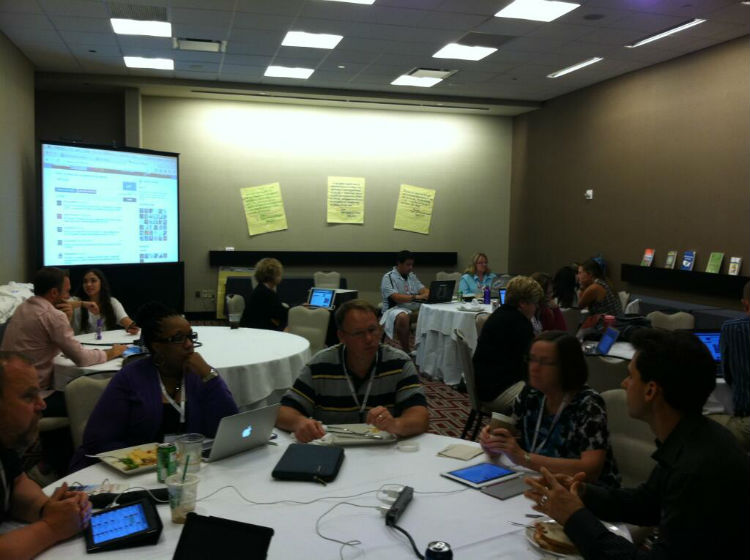 At the table starting from the left: @cfanch, @Beejee71, @me, @suzieboss, Ed Briceño. Photo by @rmjohnson45